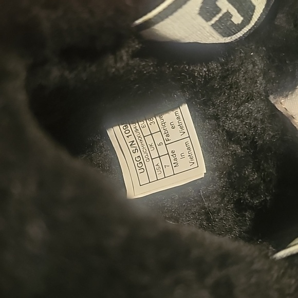 Women's UGG fluff fuzz platform shoes size 7...black - Picture 8 of 9